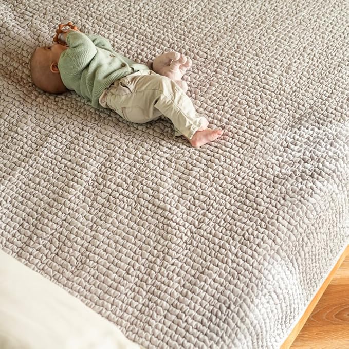 PAULATO BY GA.I.CO. Waterproof Blanket for Bed – King Absorbent Couch Cover – Machine Washable Stain-Resistant Pad for Large Sofa – Pets Cat & Dog Friendly Furniture Protector - Light Grey